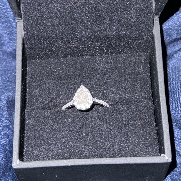 Engagement ring - Picture 4 of 5